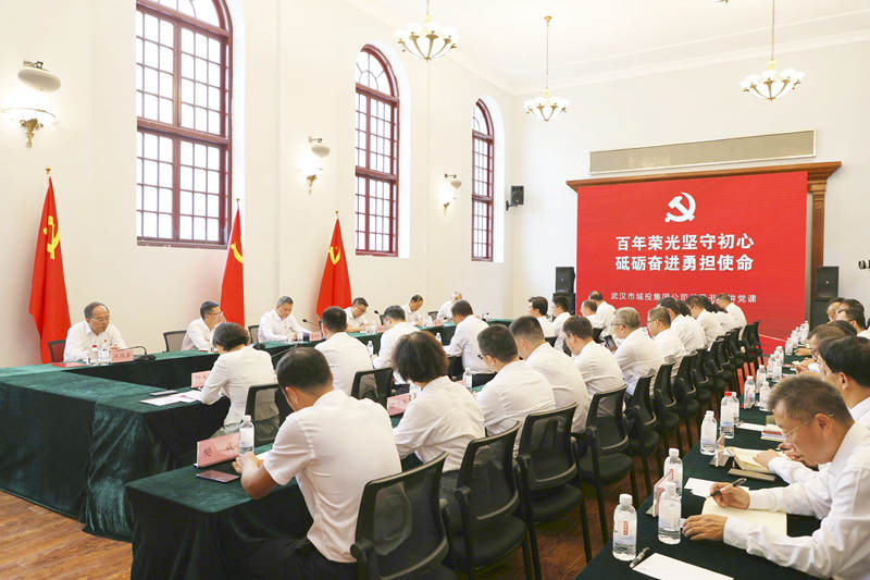 2023年7月1日，市城投集團(tuán)公司黨委開(kāi)展“七一”主題黨日活動(dòng)，集團(tuán)公司黨委書(shū)記、董事長(zhǎng)余新民現(xiàn)場(chǎng)講授黨課。.jpg